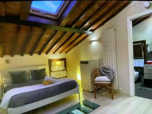 una camera con due letti e una finestra di Casa Gaia a Vicopisano