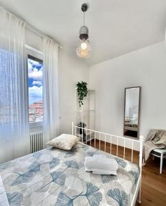 una camera con un letto con copriletto blu e bianco di Zoroastrohome Borgo Peretola Firenze Nord a Firenze