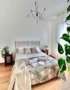 1 dormitorio con 1 cama con lámpara de araña encima en Zoroastrohome Borgo Peretola Firenze Nord, en Florencia