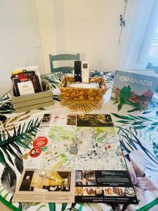 einen Tisch mit einer Karte und Zeitschriften darauf in der Unterkunft Casa Lucia Albaicin con terraza in Granada