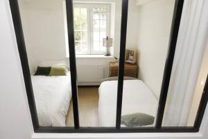 Una ventana con vistas a un dormitorio en Appartement Le Moulin by La Boîte En Plus, en Senlis