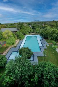 Utsikt mot bassenget på Covanro Sigiriya - Brand New Luxury Hotel eller i nærheten