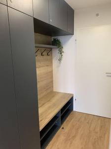 cocina con armarios blancos y suelo de madera en Ferienwohnung Hannah, en Freyung