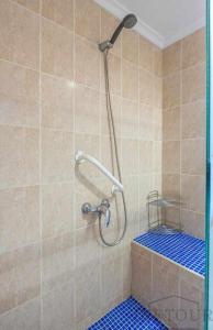 prysznic w łazience wyłożonej niebieskimi kafelkami w obiekcie Inftour Atlanta 14 Apartamento w mieście Calpe