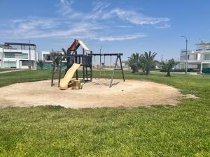 Duplex 1 Fila Vista Bahía Paracas - Sotavento 501 T3的儿童游玩区