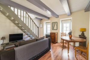 sala de estar con sofá y mesa en Parenthèse Verte - petite maison à Guingamp, en Guingamp