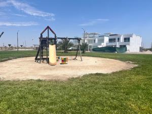 Duplex 1 Fila Vista Bahía Paracas - Sotavento 501 T3的儿童游玩区