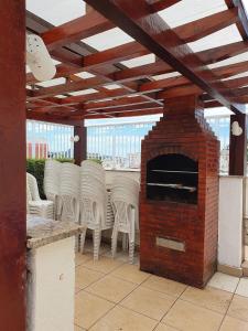 d'une terrasse avec des chaises et une cheminée en briques. dans l'établissement Lapinha 40 Graus Studio, à Rio de Janeiro
