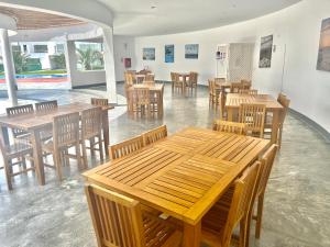 帕拉卡斯Duplex 1 Fila Vista Bahía Paracas - Sotavento 501 T3的配有木桌椅的餐厅