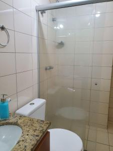 uma casa de banho com um chuveiro, um WC e um lavatório. em Lapinha 40 Graus Studio no Rio de Janeiro