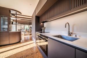 una cocina con fregadero y encimera en Chalet La Rose de Clairiere Morzine - BY EMERALD STAY, en Morzine 53 fotos más