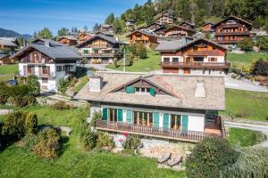 una vista aérea de una localidad con casas de madera en Chalet La Rose de Clairiere Morzine - BY EMERALD STAY, en Morzine