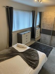 Postel nebo postele na pokoji v ubytování Fantastic full 3 bedroom modern apartment