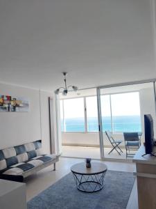 阿里卡的住宿－Departamento vista al mar，客厅配有沙发和桌子