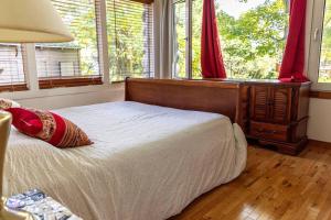 1 dormitorio con cama y ventana grande en Chalet Lac à la tortue, en Shawinigan