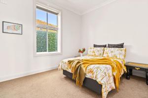 Una cama o camas en una habitación de Ironbark Abode