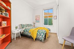 Una cama o camas en una habitación de Ironbark Abode
