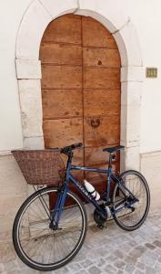 una bicicletta parcheggiata di fronte a una porta di legno di Casa di Carolina Italian Holiday Home a Pacentro