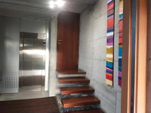 un pasillo con escaleras y una pared con azulejos de colores en RIA DE VIGO, en Vigo