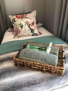 una cesta sentada encima de una cama en House Fynbos, 4 Bedroom house, en Bloemfontein