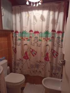 baño con cortina de ducha con una niña y perros en Casa coqueta con jardin, en La Redondela