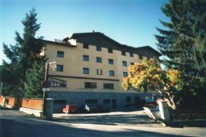 un hotel sul lato di una strada con un edificio di Hotel Savoia Debili a Sauze d'Oulx