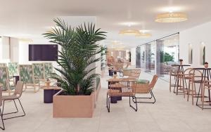 un restaurante con mesas y sillas y una palmera en Copaiba by Honne Hotels, en Playa de Palma