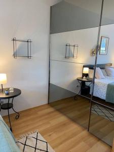 a room with a bed and a glass wall at Taufrische Ferienwohnung Würzburg in Zell am Main