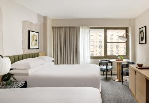 Habitación de hotel con 2 camas y escritorio en Kimpton Hotel Theta, an IHG Hotel, en Nueva York