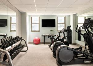 Fitness centrum a/nebo fitness zařízení v ubytování Kimpton Theta New York - Times Square by IHG