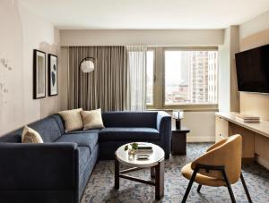 Posezení v ubytování Kimpton Theta New York - Times Square by IHG