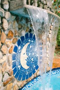 une fontaine d'eau avec une décoration de lune dans l'établissement Lua Chales, à Maresias