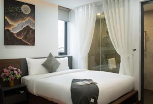 um quarto com uma cama grande e uma cabina de duche em vidro em Khang's House em Nha Trang