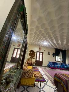 a living room with a mirror and a couch at Villa familys in Fez