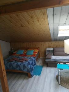 - une chambre avec 2 lits dans un grenier en bois dans l'établissement Apartament fort Owcza Góra na poddaszu, à Kłodzko