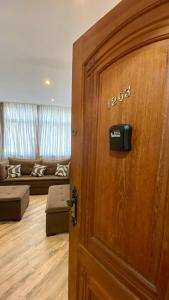 Puerta en la sala de estar con sofá en Apartamento Xavier 15, en Río de Janeiro