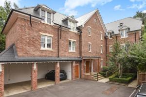 uma casa de tijolos com um carro estacionado na entrada em Spacious 2-Bed Apartment in Oxford em Oxford