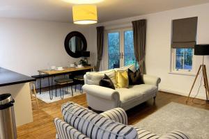 a living room with a couch and a table at Spacious 2-Bed Apartment in Oxford in Oxford