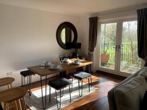 een woonkamer met een tafel en een spiegel bij Spacious 2-Bed Apartment in Oxford in Oxford