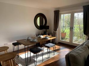 uma sala de estar com uma mesa e um espelho em Spacious 2-Bed Apartment in Oxford em Oxford