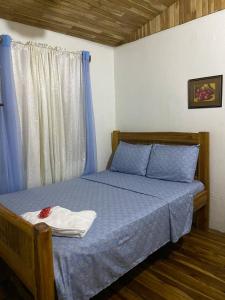 Postel nebo postele na pokoji v ubytování Mauras Tropical Mini Hostel & Tours