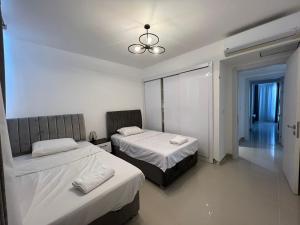 um quarto com 2 camas e um lustre em Gcribs Elgouna em Hurghada