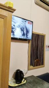 TV a/nebo společenská místnost v ubytování SUSAN HOTEL SEAFRONT