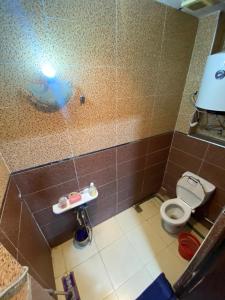 La salle de bains est pourvue de toilettes et d'un lavabo. dans l'établissement Villa familys, à Fès