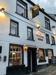 un edificio bianco con finestre e un cartello che legge l'unicorno di The Unicorn, Ambleside ad Ambleside