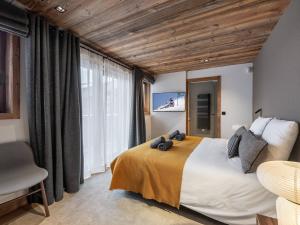 Krevet ili kreveti u jedinici u objektu Chalet Courchevel 1550, 6 pièces, 10 personnes - FR-1-562-49