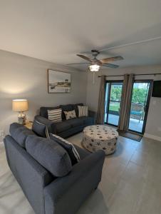 Seating area sa NEW condo! Just 15 min to Ft Myers and Sanibel beach! Great Location!!