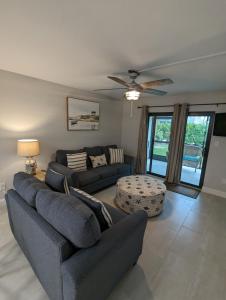 Posezení v ubytování NEW condo! Just 15 min to Ft Myers and Sanibel beach! Great Location!!