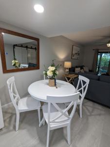 Posezení v ubytování NEW condo! Just 15 min to Ft Myers and Sanibel beach! Great Location!!