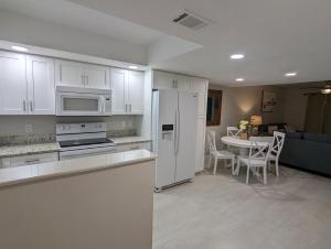 Kuchyň nebo kuchyňský kout v ubytování NEW condo! Just 15 min to Ft Myers and Sanibel beach! Great Location!!